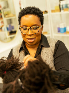 Locticienne coiffant une femme