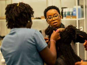 Formatrice Microlocs Canada en train de coiffer